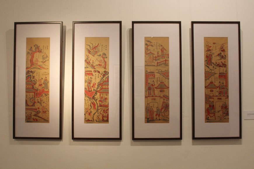 На выставке также представлена серия картин о мифе о леснике Тхать Шань. Исследователь искусств Фан Нгок Хуэ также отметил, что эти картины выполнены по технике сценирования, условностей и непрерывности. Лубочные картины Хангчонг несут в себе эстетические, духовные и религиозные ценности коренных ханойцев. Раньше перед новым годом по лунному календарю мастера со всех уголков столицы собирались у общинного дома Хангчонг для продажи своих произведений. Люди покупали картины с религиозными изображениями в надежде на счастье и благополучие, их вешали на стены в своих домах, в пагодах и храмах. Местная жительница Ле Тхи Май рассказывает: «Моя мама очень любит картины: она вешает их по обеим сторонам алтаря. На этой картине изображён женский образ, символизирующий красоту и семейное счастье, а на картина с карпом – мужскую силу и успех, ведь по легенде, преодолев стихию, карп превращается в дракона». (Фото: Минь Ань/ Vietnam+)