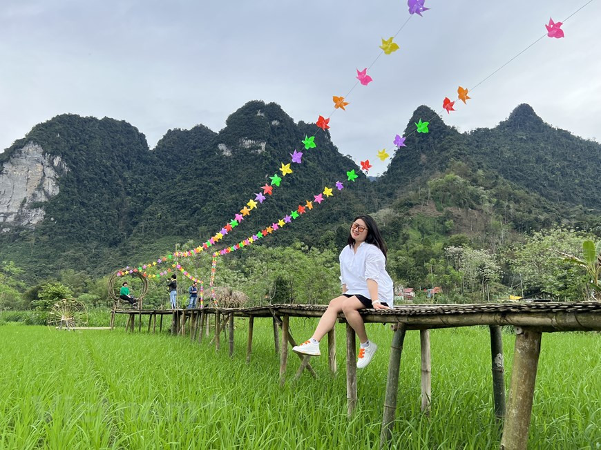 Туристы знакомятся с красивыми пейзажами поселка Лангчуа, городка Лангкан, уезд Ламбинь. На территории провинции находится пещера Фиан Мын, в которой проводят раскопки. В пещере найдены артефакты, доказывающие что 5 000 лет назад здесь жили люди. Помимо нескольких красивых буддийских пагод, на территории провинции расположены 7 католических церквей, со времен колониального периода. Недалеко от самого города Туенкуанг есть минеральные источники Милам, расположенные в лесу Йеншон (Yen Son). Небольшой водопад Тхакмо (Thac Mo) находится в очень красивом месте. Провинция располагает своими живописными рисовыми террасами, похожими на те что есть в города Сапа. Интересно то, что местные жители готовят вино из кукурузы по собственному рецепту - градус получается довольно высокий. Сами вьетнамцы уверяют, что от этого напитка никогда не болит голова. (Фото: Май Май/ Vietnam+)