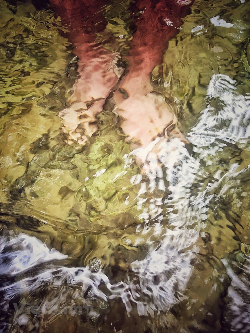 Заповедник Наханг занимает площадь более 21 000 га, с разнообразием природных ландшафтов и богатой экосистемой флоры и фауны. Особо надо отметить большое озеро Наханг с площадью поверхностных вод 8000 га. Отправляясь к водопаду Кхуойни, посетители также могут насладиться натуральным рыбным массажем. «Фирменный сервис» у водопада Хуойни, - это массаж ног рыбками. «Массажисты» - маленькие рыбки, обитающие в водопаде. Из-за среды обитания и течения у этих рыбок очень сильные рты, чтобы плотно прилипать к деревьям и скалам, что и превратило их в искусных «массажистов». Водопад шириной около 3 км ниспадает с вершины горы на утес с чистой прохладной водой. У водопада много ярусов и вода течет сильно, образуя пенящиеся «шторы». (Фото: Май Май/ Vietnam+)