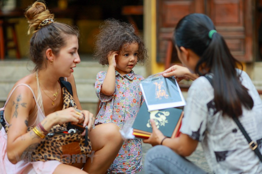 Кроме того, здесь работают вьетнамские макашницы, предлагая отведать знаменитые блюда местной кухни. Туристы часто идут сюда не только ради покупок, а просто затем, чтобы прогуляться, полюбоваться видом речки, посмотреть изделия в сувенирных лавках. На Мраморные горы из Хойана туристы съезжаются целыми группами, так как эта достопримечательность, расположенная в 7 км от Дананга, является самой популярной в округе. Мраморные горы (Marble mountains) – это несколько возвышенностей посреди поля, покрытых зарослями деревьев, кустарников и кактусов. А мраморные они потому, что когда-то здесь добывали мрамор, а сейчас лишь продают сувениры из него. На самой большой горе всё продумано для проведения экскурсий: указатели, огороженные дорожки, вытесанные в камне лестницы, скамейки для отдыха, просторный лифт для подъёма на вершину. В этой горе есть много пещер – в самых больших из них, где полы облицованы плиткой и есть освещение – размещаются буддийские храмы со статуями Будды. (Фото: Минь Шон/Vietnam+)