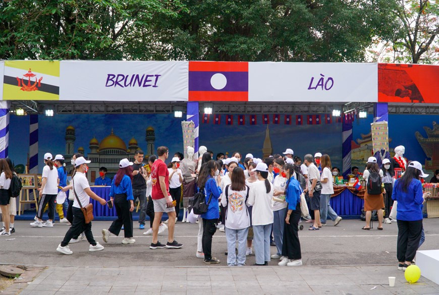 Организуются мероприятия по продвижению имиджа столицы и страны Вьетнама среди региональных и международных друзей в преддверии безопасных SEA Games. В ходе фестиваля пройдут увлекательные мероприятия, в том числе выставка цветов и национальных одежд стран ЮВА, стенд кухни стран ЮВА, конкурс рисунков «За сплоченную ЮВА», пеший марафон, фестиваль уличных искусств с конкурсами песен и танцев, представлениями боевых искусств, трюки с футбольным мячом и др. Фестиваль получил активную поддержку и оперативное финансирование от многих агентств и подразделений, таких как: Ханойская корпорация пива, алкоголя и напитков (Habeco), Вьетнамская акционерная компания CP ... и многие члены профсоюзов молодежи и жители столицы. (Фото: Минь Хьеу/Vietnam+)