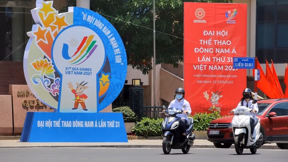 Перекресток Лиеужай с плакатами о SEA Games 31. (Фото: ВИА)