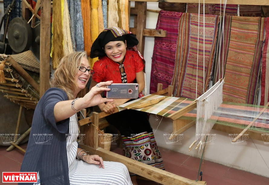 Австралийский дизайнер Синтия Манн позирует со своей вьетнамской подругой Шам Тхи Тинь, владельцем бренда Hoa Tien Brocade. (Фото: ИЖВ)