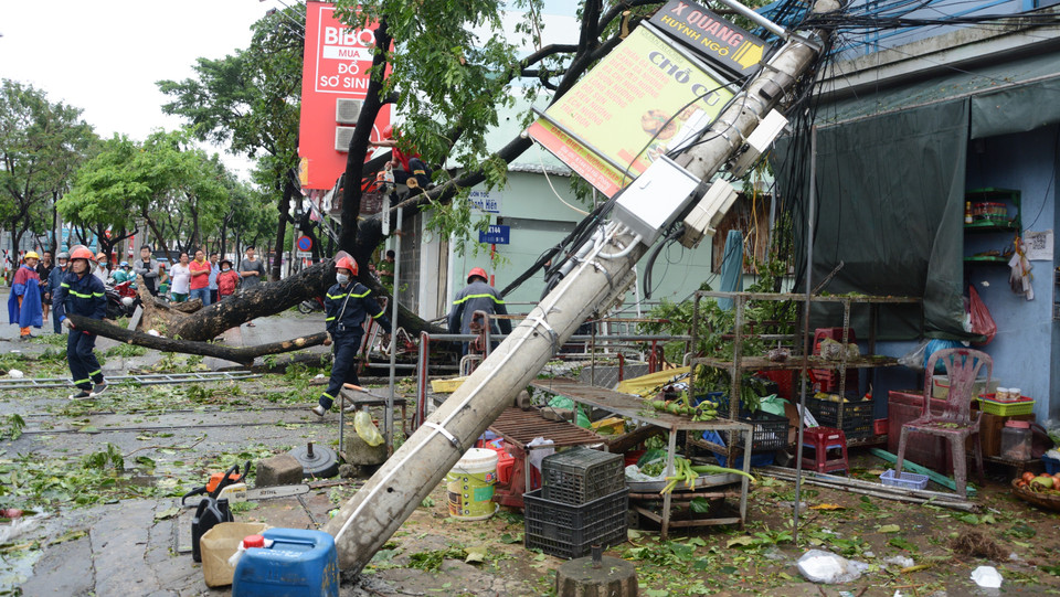 Противопожарные силы в районе Хайчау, Дананг, починяют павший на дома электрический столб. (Фото: ВИА)