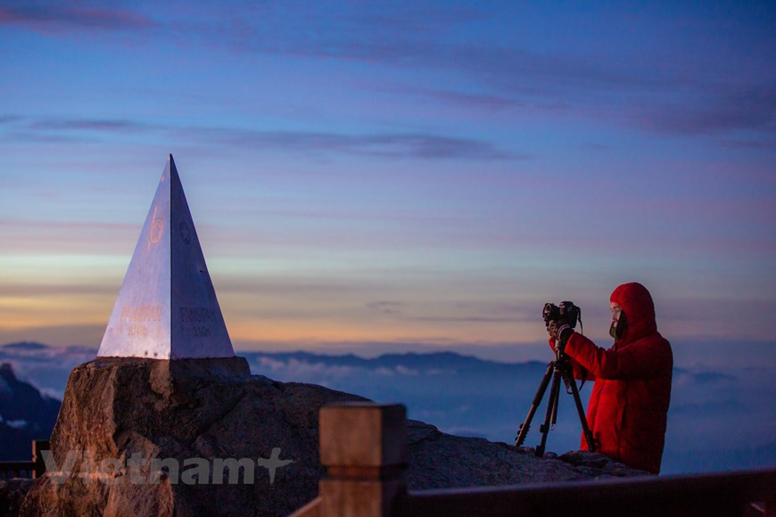 Отправная точка подъема находится всего в двух километрах от Сапы, но поездка обычно занимает около 30 минут, так как дорога узкая, а автомобили должны уступать место тяжелым транспортным средствам. Сану был всего 21 год, но за его плечами уже было три года скалолазания. Как и большинство гидов на Фансипане, он принадлежал к горному племени. В провинции Лаокай проживает около 5 основных племен. Сан из племени «Черного монаха». Он потратил около 5 минут, чтобы помочь нам зарегистрироваться на посту безопасности, прежде чем мы отправились в путь. Мы отправились в путь около 11.20 утра и намеревались достичь Лагеря 2 (на высоте 2.700 м) до захода солнца. Там мы должны были пообедать и отдохнуть ночью перед возобновлением восхождения в 2.30 утра следующего дня, чтобы встретить восход солнца. (Фото: Вьетнам+)