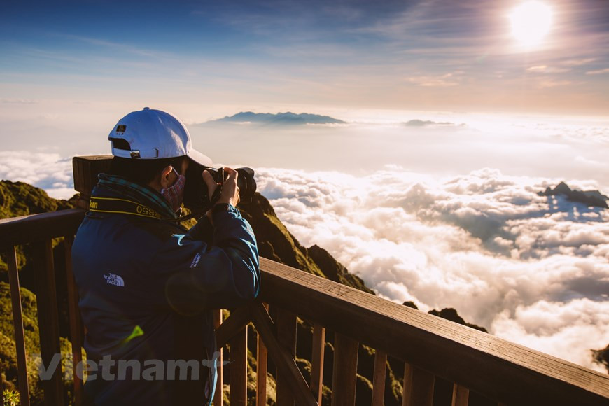 Последние десятилетия во Вьетнам потянулись туристы, поскольку там обнаружились роскошные пляжи. Потом выяснилось, что во Вьетнаме есть красивая природа. В стране имеются не только джунгли, но и живописные горы, реки и водопады. Альпинистам пришлась по душе гора Фаншипан. Фаншипан находится на севере Вьетнама на территории провинции Лаокай. Ее высота достигает 3143 метра, что позволяет считать вершину не только высочайшей в стране, но и во всем Индокитае. Перевод ее названия с вьетнамского звучит как «гигантская трясущаяся гора». Она является частью хребта Хоангльеншон, который, в свою очередь, выполняет функцию водораздела крупных рек Хонгха и Да. Его длина достигает 180 километров при ширине 30 километров. (Фото: Вьетнам+)