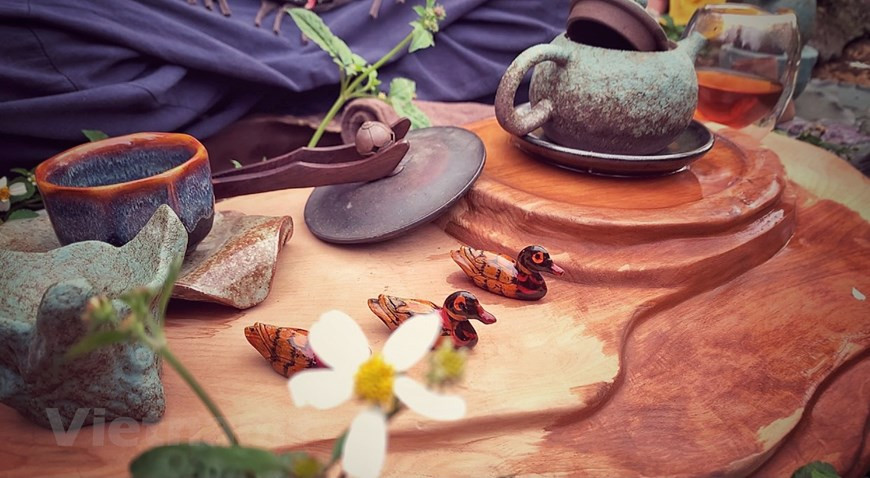 У Шона всего два секрета: качественные ингредиенты и правильный процесс приготовления чая. Нгуен Као Шон побывал во многих местах Вьетнама, прежде чем, наконец, выбрал чай «Шантует» в северном горном регионе, в котором растут самые старые чайные деревья во Вьетнаме и расположены на высоте почти 1.400 метров. Чайным деревьям здесь более 300 лет. Их стволы и бутоны очень большие, что отличает их от других сортов чая. Из-за особого климата местным жителям не нужно использовать какие-либо пестициды, потому что насекомые не могут развиваться. Зимой мало солнечного света, и туман покрывает весь регион. Бутоны тоже покрыты туманом, и на ощупь они холодные. «Шантует» отличается насыщенным ароматом, сильным вкусом и зеленоватым оттенком. Он оставляет горьковато-сладкий привкус на языке, а затем стойкую сладость в горле. (Фото: Vietnam +)