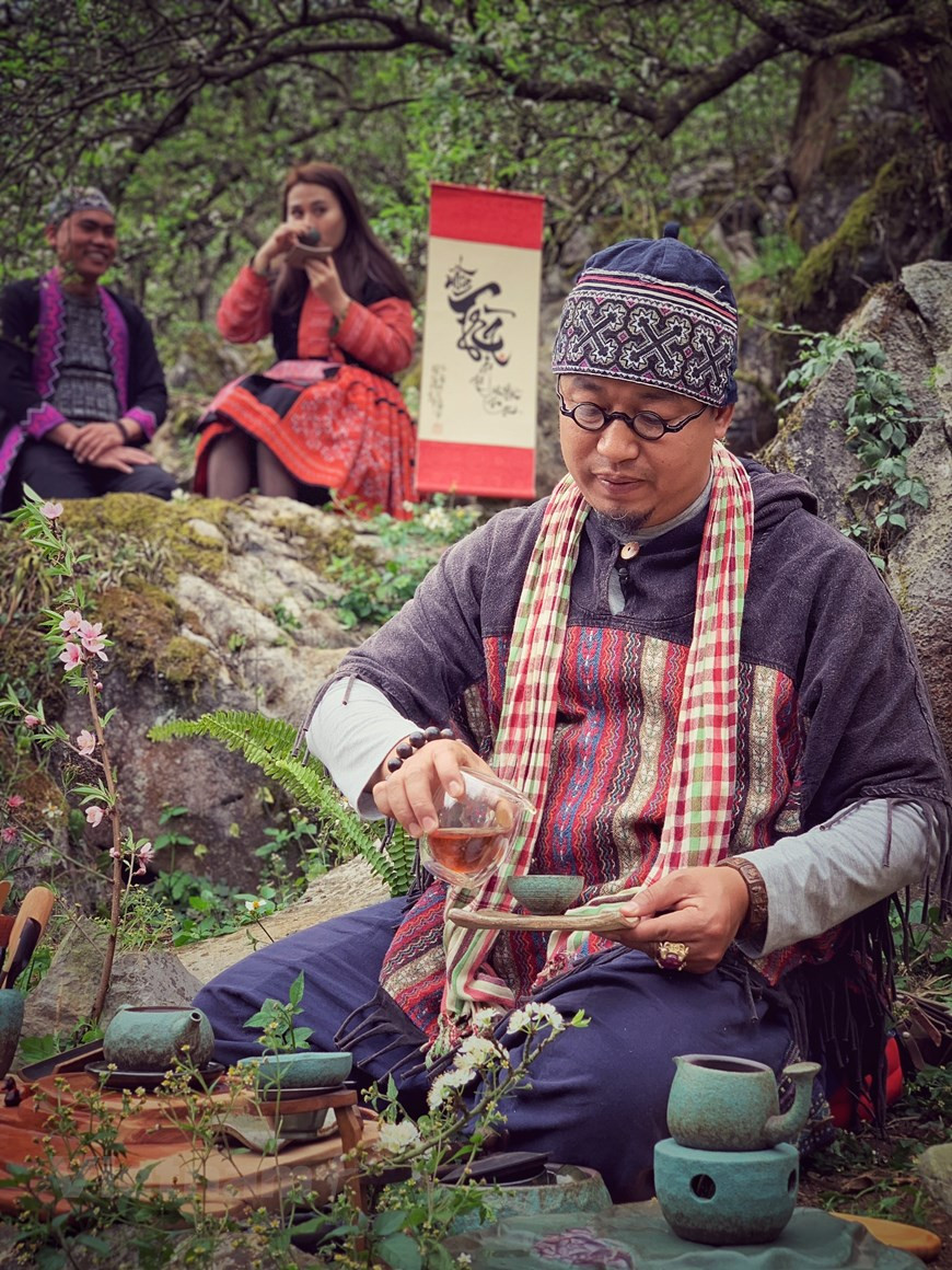 Чай пьют не только дома, но и на улицах Вьетнама. Обычно его продают в «куанкок», или у уличных торговцев, которые легко найти у ворот автовокзалов, остановок, школ, офисов или даже в некоторых уголках тихих переулков. «Куанкок» с горячим или холодным зеленым чаем - это интересная часть уличной жизни Вьетнама, куда люди, особенно рабочие и студенты, часто приходят отдохнуть во время коротких перерывов в утомительные рабочие дни, в ожидании друзей или встречи детей после школы. «Куанкок» объединяет людей. Незнакомцы становятся друзьями, когда делятся историями и обсуждают последние новости, куря сигареты или перекусывая арахисовыми конфетами. В последнее время молодые люди Ханоя обнаружили новую тенденцию: собираться вокруг и отдыхать в новой форме «Куанкок», который называется «Чачань», или «чай со свежим лимоном». (Фото: Vietnam+)