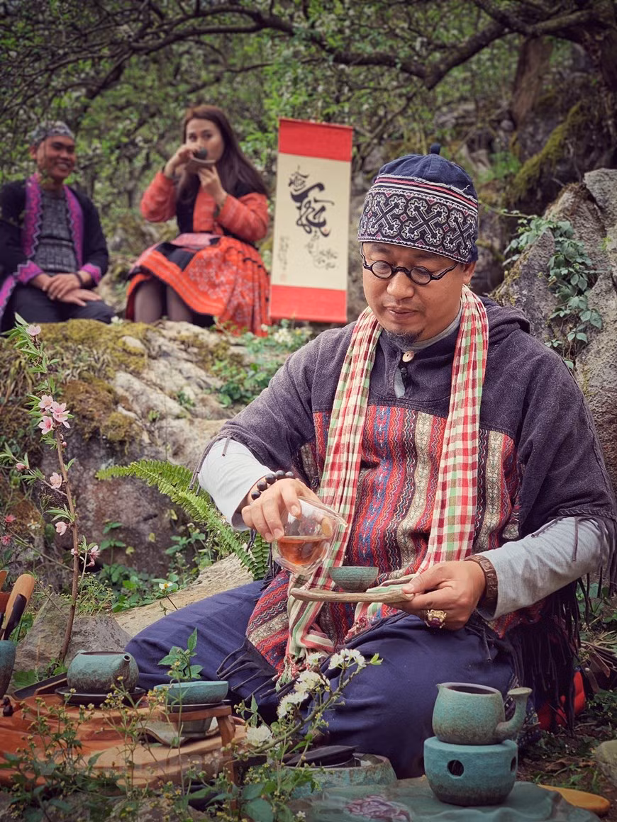 Чай пьют не только дома, но и на улицах Вьетнама. Обычно его продают в «куанкок», или у уличных торговцев, которые легко найти у ворот автовокзалов, остановок, школ, офисов или даже в некоторых уголках тихих переулков. «Куанкок» с горячим или холодным зеленым чаем - это интересная часть уличной жизни Вьетнама, куда люди, особенно рабочие и студенты, часто приходят отдохнуть во время коротких перерывов в утомительные рабочие дни, в ожидании друзей или встречи детей после школы. «Куанкок» объединяет людей. Незнакомцы становятся друзьями, когда делятся историями и обсуждают последние новости, куря сигареты или перекусывая арахисовыми конфетами. В последнее время молодые люди Ханоя обнаружили новую тенденцию: собираться вокруг и отдыхать в новой форме «Куанкок», который называется «Чачань», или «чай со свежим лимоном». (Фото: Vietnam+)