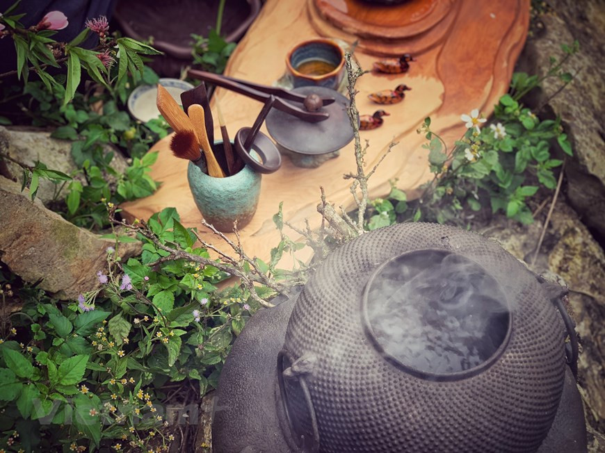 Еще в XIII веке вьетнамцы верили, что чай имеет множество философских ценностей и является источником духовной чистоты. Он объединял людей и выражал гостеприимство. Теперь вы можете пить чай везде с друзьями и семьей, будь то у уличных торговцев или в кафе. Молодежь также любит модно гулять и пить чай на улице. Чай также является незаменимым напитком для всех типов ритуалов и праздников. На традиционной вьетнамской свадьбе жених и невеста подают чай своим родителям в присутствии их друзей и семьи. Их родители также по очереди дают паре свое благословение и советы относительно брака. Большинство вьетнамцев используют чай в качестве подношения для поклонения своим предкам во время важных церемоний, таких как Тэт (Лунный Новый год), когда в воздухе витает весна. (Фото: Vietnam +)