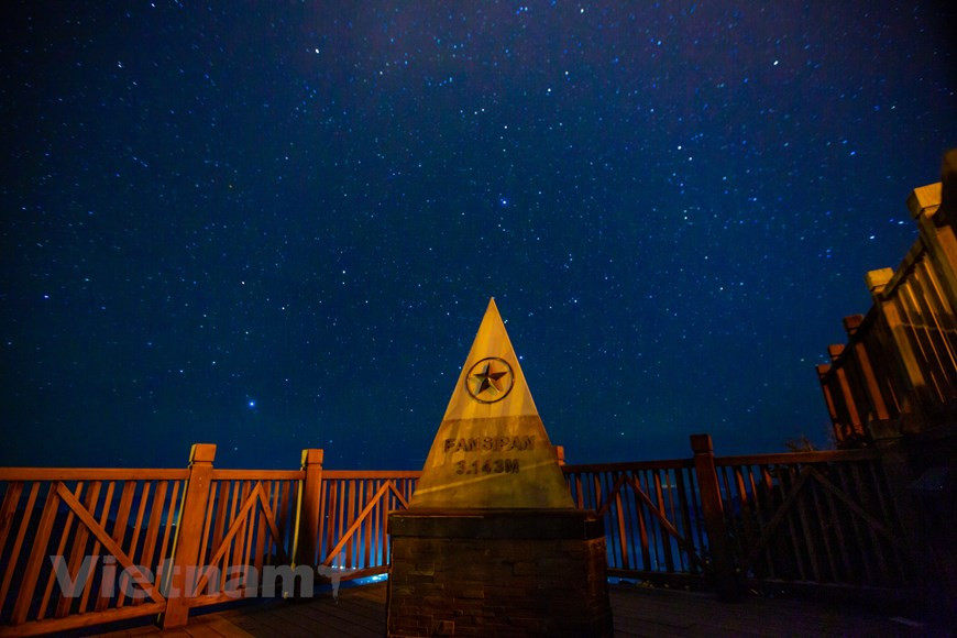 Позднее Туристическим агентством Сапы была организована новая экскурсия для тех, кто хочет проверить свою выносливость. Подъем на вершину возможен в любое время года, однако лучшим временем является март и период с октября по ноябрь. Чаще всего иностранцы организуют поездку на Фансипан в период с ноября по декабрь, так как сильные дожди в это время наименее вероятны. Однако сами вьетнамцы предпочитают покорять вершину в период с февраля по март, в это время начинается цветение фиалок, рододендрона, орхидей и аглай. Подъем на вершину, как правило, занимает от шести до семи дней. До 2016 года Фансипан привлекал не менее 100 альпинистов ежедневно. В феврале 2016 года была построена канатная дорога, ведущая от подножия горы к станции возле ее вершины. 630 ступенек от станции канатной дороги отделяют вас от самой вершины. (Фото: Вьетнам+)