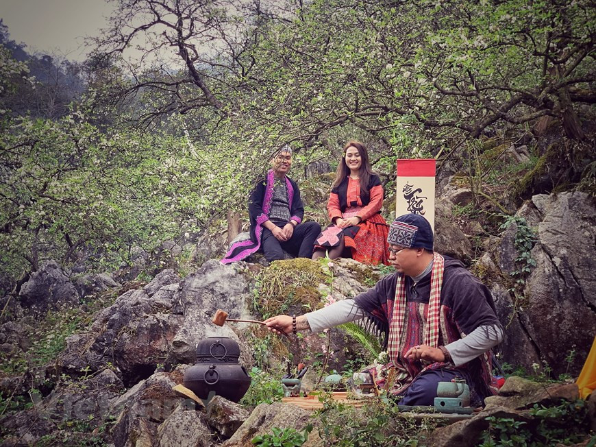 У Нгуен Као Шона есть два вида чая с лотосом: один - растворимый чай лотоса, который кладут прямо в цветы лотоса, чтобы впитать аромат, а другой - более сложный процесс. Чтобы создать первый вид чай, рабочие должны отправиться к озеру посреди ночи, чтобы собрать нектар цветков лотоса, которые достигли пика. Затем они осторожно раскрывают цветок, заливают его зеленым чаем, плотно связывают лепестки ниткой и дают им «отдохнуть» на ночь. Рано утром рабочие приходят обратно к озеру, чтобы забрать чай. Они также собирают росу, которая образуется на листьях лотоса, для заваривания чая. Пожалуй, пить чай из лотоса –– это самый простой и наиболее популярный способ избавится от многих недугов. (Фото: Vietnam+)