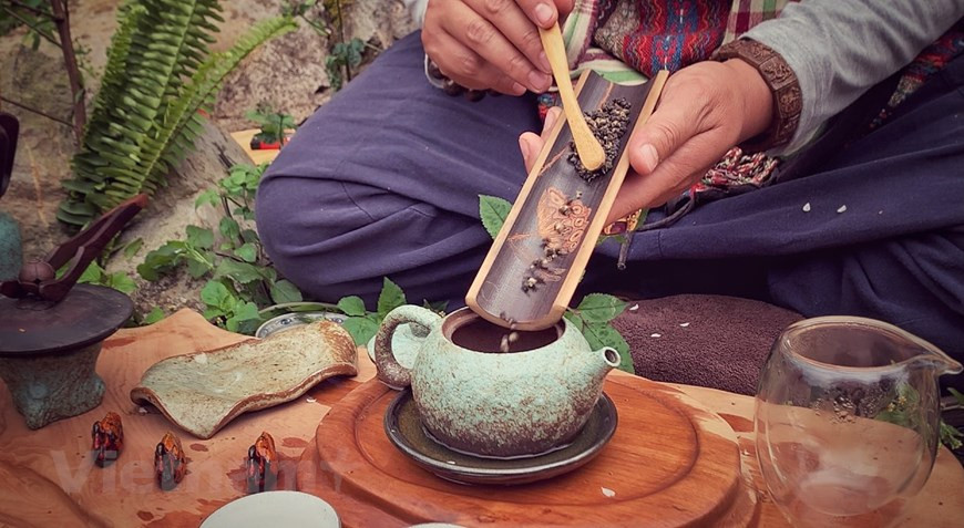 Так почему же чай из лотоса стал таким популярным, и в чем заключается его польза? Чай из лотоса помогает: приводить в тонус весь организм, снимая нервное напряжение и усталость; выводить вредные токсины и укреплять иммунитет; контролировать лишние калории в организме и повышать метаболизм (обмен веществ). Кроме того, лотосовый чай –– богатый источник таких витаминов, как С и В. Именно поэтому такой чай рекомендуется пить для профилактики простудных заболеваний, при судорогах и депрессии, а также для улучшения памяти. Кстати, интересно и то, что лотосовый чай оказывает целебное воздействие ещё и на нашу природную составляющую –– энергию Ци. То есть, благотворительное влияние лотосового чая распределяется одновременно и на физическом уровне, и на духовном. (Фото: Vietnam+)
