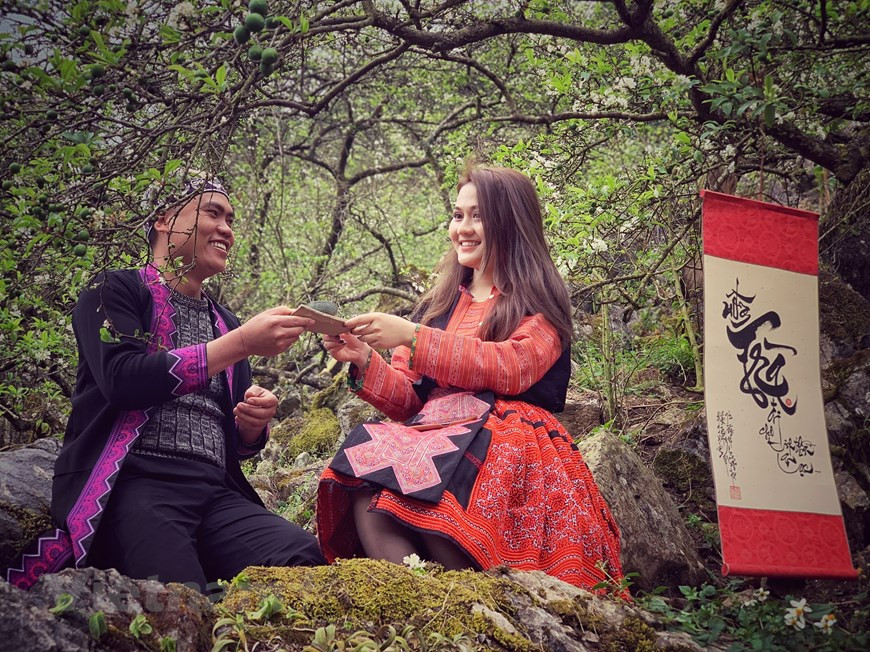 Несколько пластиковых табуретов на коротких ножках, небольшое блюдце с жареными семечками и, конечно же, стакан «Чачань» для каждого; этого хватит всем, чтобы отлично провести время по очень низкой цене. В настоящее время, когда доходы и уровень жизни растут, люди хотят больше узнать о традициях и культуре, а также вспомнить ностальгические чувства старых добрых времен. Эти желания объясняют, почему в последнее время во Вьетнаме появляется все больше и больше чайных; чайные дома отличаются разнообразием культурных влияний, от китайских и японских до традиционных вьетнамских чайных. Эти чайные с отличительной архитектурой привлекательны для тех, кто хочет насладиться чаем в уникальных помещениях, предназначенных исключительно для любителей чая. (Фото: Vietnam+)