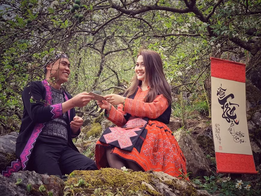 Несколько пластиковых табуретов на коротких ножках, небольшое блюдце с жареными семечками и, конечно же, стакан «Чачань» для каждого; этого хватит всем, чтобы отлично провести время по очень низкой цене. В настоящее время, когда доходы и уровень жизни растут, люди хотят больше узнать о традициях и культуре, а также вспомнить ностальгические чувства старых добрых времен. Эти желания объясняют, почему в последнее время во Вьетнаме появляется все больше и больше чайных; чайные дома отличаются разнообразием культурных влияний, от китайских и японских до традиционных вьетнамских чайных. Эти чайные с отличительной архитектурой привлекательны для тех, кто хочет насладиться чаем в уникальных помещениях, предназначенных исключительно для любителей чая. (Фото: Vietnam+)