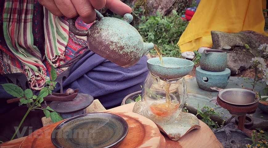 Проснувшись утром, многие пожилые люди наслаждаются чашкой горячего зеленого чая перед тем, как начать свой день, чтобы освежиться. Внутренние дворики и сады - популярные места для питья чая из-за их близости к природе, так как свежий воздух может придать чаю дополнительный аромат. Вьетнамцы верят, что чай объединяет людей и выражает гостеприимство, поэтому люди часто приглашают своих друзей или соседей поболтать за чашкой этого напитка. Чай также используется для успокоения горячих ссор, разжижения гнева. Более того, употребление чая после еды, особенно ужина, также является привычкой многих людей, когда члены семьи могут собираться вокруг и рассказывать о том, что они делали в течение дня. (Фото: Vietnam+)