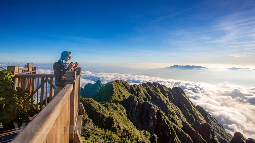 Покорить Фансипан самостоятельно возможно только в сопровождении гида, без него не пропустят. Стоимость восхождения (и спуска, что немаловажно) с проводником — от $70 за 1 день до $140 за двухдневное восхождение с ночевкой. Восхождение нельзя назвать простым — крутые склоны, благодаря постоянным дождям, очень скользкие. А температуры на вершине могут достигать нуля градусов, что вместе с ледяным дождем пробирает до костей. Начинается трекинг с базового лагеря на высоте 1900 метров над уровнем моря. Тем, кто решится на пешее покорение вершины, стоит захватить с собой дождевики, теплую одежду и позаботиться о специальной обуви для трекинга (без нее вы рискуете переломать ноги). Гора Фансипан достигает в высоту 3 143 метров. (Фото: Вьетнам+)