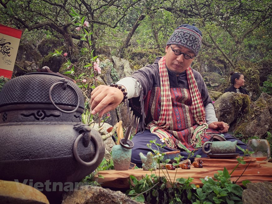 Почки и молодые листья чайных деревьев покрыты тонким слоем снежного пуха, из-за чего происходит название “Ча Шантует”, или чай “Снежный Шан”. Чай Шантует легко отличить от других видов, потому что после обработки он все еще имеет тонкий слой белоснежного пушка. Эта особенность дает легкий напиток, который считается полезным для здоровья и помогает местным жителям чувствовать себя сильнее, когда они живут и работают в скалистых горах. В настоящее время в общине Тасуа (провинция Шонла) растет около 4.000 древних чайных деревьев, а это самое большое количество этого сорта в Тасуа. Чайное дерево Шантует - одна из сельскохозяйственных культур, признанных сильной стороной провинции Шонла. Это также считается “зеленым золотом”, которое улучшает здоровье этнического народа монг на суровом скальном плато в общине Тасуа. (Фото: Vietnam+)
