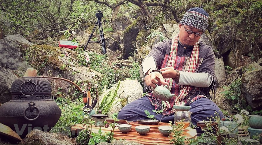 Считалось, что употребление чая помогает улучшить характер, манеру поведения и является способом оценить личность. Считалось, что люди, которые пили концентрированный чай, обладали хорошими манерами, а мастера-чайники, умевшие разливать чай в чаши, расположенные по кругу, не проливая ни капли, вызывали восхищение. Вьетнамский чайный этикет очень разнообразен и не имеет фиксированных стандартов. Он творчески передает глубину «чайного языка» людям. Со временем чай постепенно занял свое место в повседневной жизни людей, в том числе аристократов и простых людей, жителей городов и деревень. Сегодня, помимо особых торжеств, таких как свадьбы, похороны и других традиционных ритуалов, чай подают несколько раз в день в каждом вьетнамском доме. (Фото: Vietnam+)