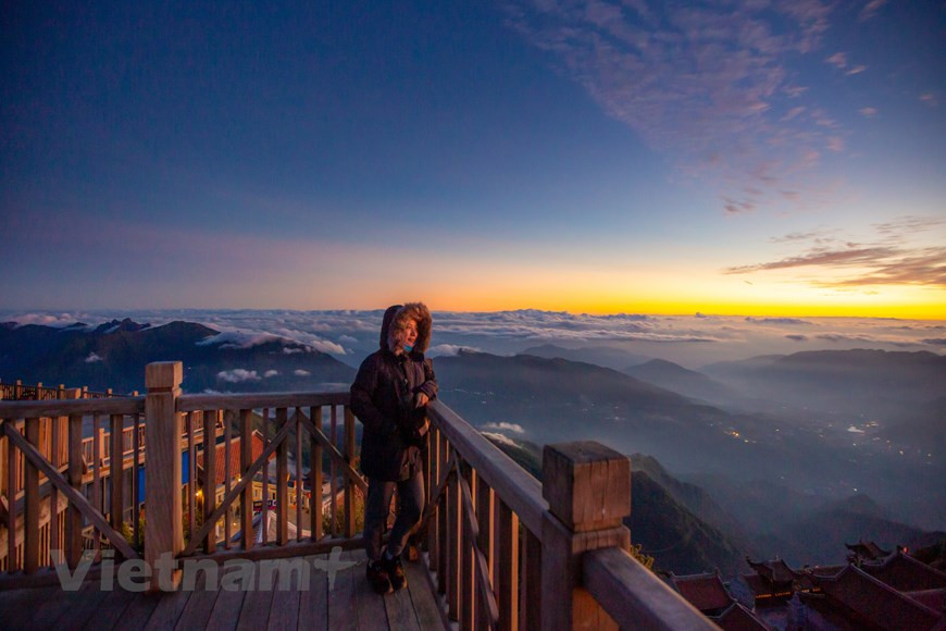 Позже Сан поделился со мной, что по мере продолжения подъема корзина фактически становится легче, поскольку основная масса приходится на ингредиенты, которые будут использоваться для приготовления нашего обеда, ужина и завтрака. Было несколько сложных ситуаций, когда нам приходилось помогать друг другу преодолевать большие валуны, а также использовать пни в качестве опор для ног и захваты. На некоторых очень крутых участках также была веревка, за которую можно было держаться для равновесия. Подъем после обеда был определенно более напряженным, чем до обеда. . В феврале 2016 года была построена канатная дорога, ведущая от подножия горы к станции возле ее вершины. 630 ступенек от станции канатной дороги отделяют вас от самой вершины. С тех пор, как была построена канатная дорога, пик Фансипан стал свидетелем большого количества посетителей. (Фото: Вьетнам+)