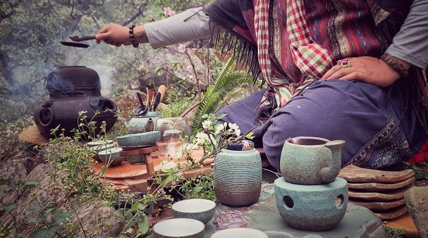 Вот комментарий о чае Шантует: “Мне нравится его аромат и чистота. Чай не густой, но очень дерзкий на вкус. Мне нравится его сладость, аромат и неповторимый вкус”. Другой добавил: “Чай Шантует имеет сильный вкус и аромат. Великолепное послевкусие остается на моем языке”. С общим количеством 10.000 чайных деревьев Шантует, которым сотни лет, Тасуа оценивается как место с большей плотностью древних чайных деревьев, чем в других провинциях по всей стране. Чайные деревья Шантует растут естественным путем без удобрений и инсектицидов, поэтому чай чистый, безопасный и полезный для здоровья. Чайные деревья Шантует производятся и продаются внутри страны, а также экспортируются на крупные и очень требовательные рынки потребления чая, такие как Япония, Европа, США, Россия. (Фото: Vietnam+)