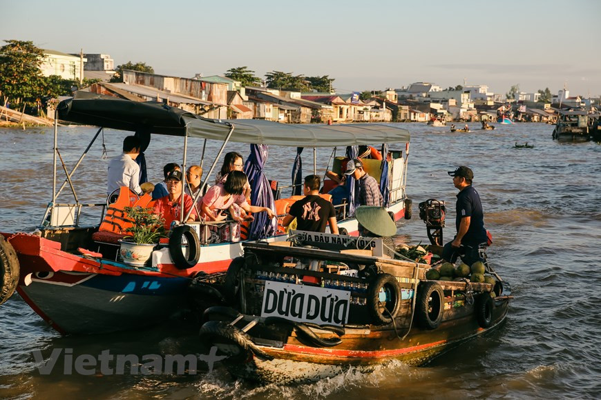 На одной из таких остановок для отдыха я спросил Сана, могу ли я попробовать нести его ротанговую корзину. В тот момент, когда я надел ее, в глазах у Сана было восхищение. Эта штука легко весила не менее 25 кг и было достаточно тяжело просто ходить с этим на спине. После обеда подъем стал еще круче и техничнее. Было несколько участков, на которых нам приходилось подниматься по лестницам и балансировать на небольших подножках и ручках, перемещаясь по скалам. Нам также приходилось помогать друг другу при преодолении больших валунов. В эти моменты я не мог понять, как Сан может сохранять равновесие, неся ротанговую корзину. Было достаточно сложно просто ходить с этим на спине. (Фото: Вьетнам+)