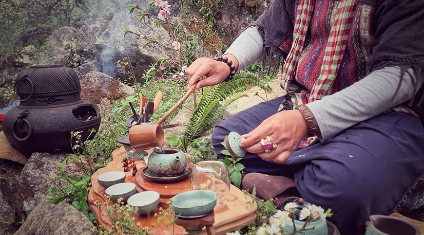 Чай во вьетнамской культуре. Говорят, что во Вьетнаме чай присутствует практически во всех сферах общественной жизни: на свадьбах, днях рождения, юбилеях и ритуальных церемониях. Чашка горячего чая рано утром после завтрака, немного холодного чая в «quán cóc», маленькой чайной палатке на обочине дороги, в ожидании друга, или целый день отдыха в чайной - это то, для чего чай существует в повседневной жизни вьетнамцев. Давайте потратим несколько минут, чтобы рассмотреть и оценить чайную культуру Вьетнама и его богатую историю. В течение XIII-XV веков вьетнамцы считали, что чай имеет множество философских ценностей, поскольку считался источником духовной чистоты. Вьетнамские ученые предпочитали читать книги и пить чай, чтобы избавиться от мелких забот хаотической жизни, достичь просветления и душевного покоя. (Фото: Vietnam+)
