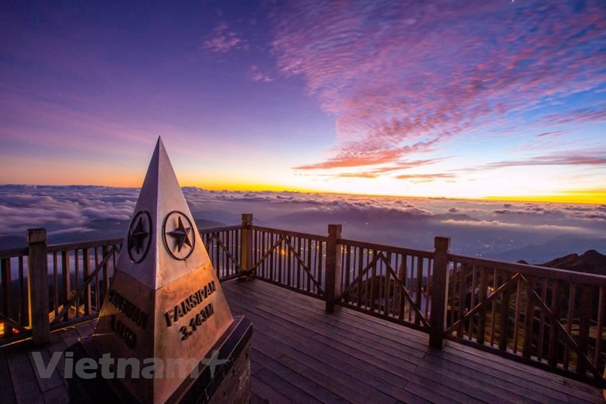 До 2016 года Фансипан привлекал не менее 100 альпинистов ежедневно. В феврале 2016 года была построена канатная дорога, ведущая от подножия горы к станции возле ее вершины. 630 ступенек от станции канатной дороги отделяют вас от самой вершины. С тех пор, как была построена канатная дорога, пик Фансипан стал свидетелем большого количества посетителей. Многие из этих туристов приезжают из Китая, поскольку Лаокай находится недалеко от границы с Китаем. То, что раньше занимало 2-3 дня, теперь можно сделать за 15 минут и 600.000 вьетнамских донгов (22 долл. США). Излишне говорить, что альпинистская индустрия пострадала, и количество скалолазов сократилось на 70%. Не все альпинисты выбрали канатную дорогу - некоторые вообще избегали Фансипана, поскольку считали, что канатная дорога превратила вершину в туристическую ловушку. (Фото: Вьетнам+)