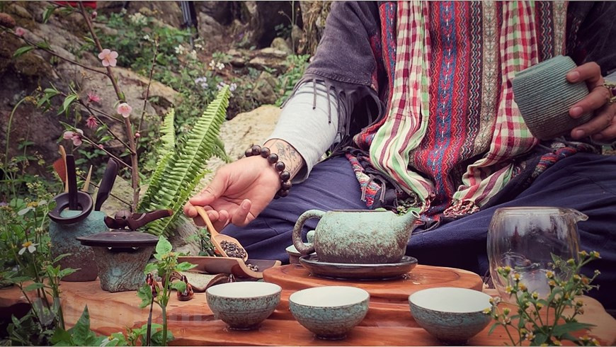 Второй вид чая - это более сложный и кропотливый процесс. Первым делом нужно выбрать цветы. Цветы лотоса с Западного озера Ханоя, у которых до 100 лепестков и богатый аромат, лучше всего подходят для приятного аромата. Цветы нужно собирать рано утром, между 4 и 5 часами утра, когда они еще наполнены ароматом. Тычинки лотоса, которые используются для ароматизации чая, нужно собирать сразу после срезания цветов. Сбор тычинок лотоса - это тоже искусство, так как с ними нужно обращаться с особой осторожностью. Высушенный чай необходимо промыть водой, чтобы избавиться от пыли, а затем снова высушить, прежде чем он смешается с тычинками. На 1 кгг чая нужно 1,4 кг цветов лотоса, а это значит, что для этого используется 1.200 цветов лотоса. (Фото: Vietnam+)