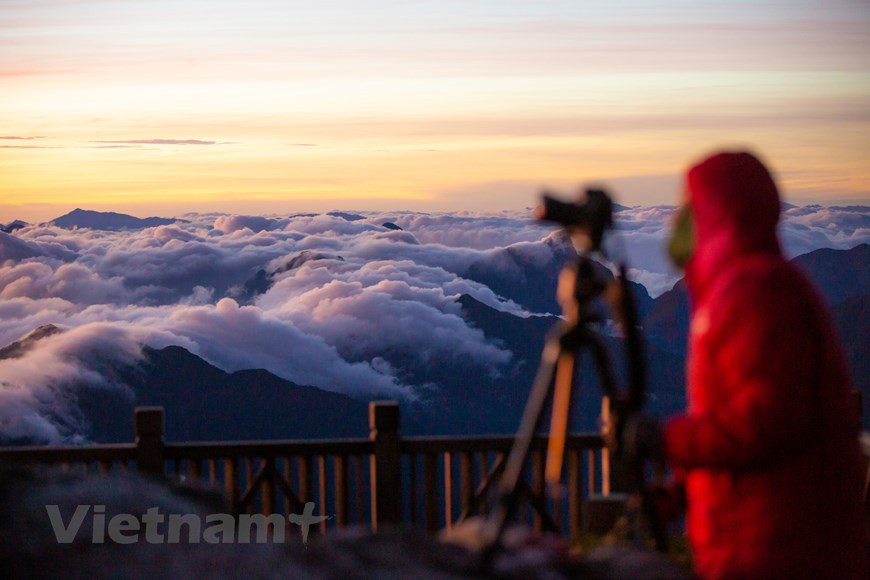 Большая часть Фансипана покрыта густыми лесами, но на восходе солнца становится довольно жарко и влажно. Однако после захода солнца температура быстро падает и может достигать 8-10 °C. На первых нескольких километрах будет много спусков и несколько переходов через реки. Уникальным было то время, когда нам приходилось балансировать на двух металлических балках примерно полкилометра. Потеря равновесия не привела бы ни к чему фатальному, но это была бы очень неприятная ситуация. Мы достигли нашей остановки около полудня и съели Банми на обед. Помимо остановки на обед в Лагере 1, по пути нет обозначенных остановок для отдыха. Тем не менее, наш гид Сан позаботился о том, чтобы у нас было около 5-10 минут отдыха каждый час, останавливаясь в стратегических местах, которые не только дают отдых ногам, но обеспечивают праздник для глаз. Фото: Вьетнам+)