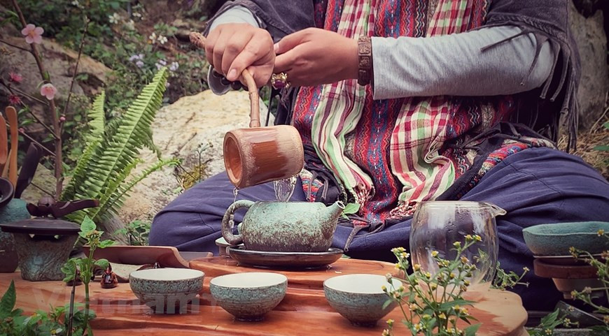 Чайные листья Шантует собирают 3 раза в год. Последний урожай приходится на 9-й лунный месяц. Отделив старые и изъеденные червями листья и почки, народность монг сушат чай в чугунных кастрюлях на дровяной печи. Огонь должен быть небольшим и устойчивым. Монг растирает высушенный чай руками до тех пор, пока чайные почки и листья не станут рассыпаться на части размером с горох, покрытый белой пылью. Для получения наилучшего цвета и аромата чай Шантует необходимо заваривать в чистой горной воде. Сначала чай помещают в кастрюлю и ополаскивают кипятком. Затем горшок наполняется горячей водой до исчезновения пузырьков. Кастрюлю закрывают крышкой, и листьям дают настояться несколько минут. Только тогда приходит время выпить этот чудесный чай медового цвета с уникальным и сильным ароматом. (Фото: Vietnam+)
