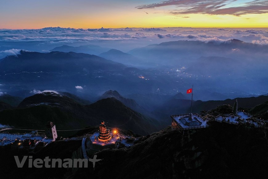 Гора Фансипан расположена в Сапе, городе в провинции Лаокай в Северном Вьетнаме. Фансипан часто называют «крышей Индокитая», так как это самая высокая вершина Вьетнама, Лаоса и Камбоджи высотой 3.143 метра. На нее можно подняться по маршруту 2D1N, хотя есть возможность пройти и более длинный маршрут 3D2N. Многие сообщения о восхождении на Фансипан в интернете были написаны до завершения строительства канатной дороги. Эта статья послужит руководством для альпинистов, заинтересованных в восхождении на Фансипан после февраля 2016 года. До 2016 года Фансипан привлекал не менее 100 альпинистов ежедневно. В феврале 2016 года была построена канатная дорога, ведущая от подножия горы к станции возле ее вершины. 630 ступенек от станции канатной дороги отделяют вас от самой вершины. (Фото: Вьетнам+)