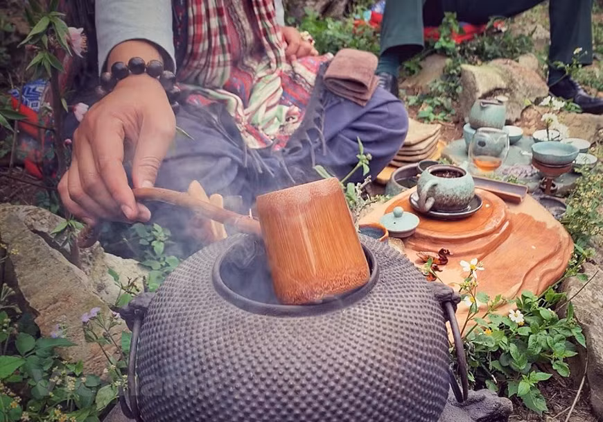 Лотосы. Ещё с самых древнейших времён эти водяные лилии известны не только своей притягательной красотой, но и той огромной целебной силой, которой наделено это растение. А в восточной медицине лотос –– ценнейшее растение, которое почитают из века в век. Пожалуй, пить чай из лотоса –– это самый простой и наиболее популярный способ избавится от многих недугов. Лотосовый чай популярен практически везде, но особенно его ценят в Китае и во Вьетнаме, так как именно эти страны специально выращивают целебные сорта лотоса для его дальнейшего употребления. Кстати, для изготовления целебного чая из лотоса используют практически все составляющие части растения, потому что в нём полезно всё: цветок и лепестки, корень и листья. (Фото: Vietnam+)