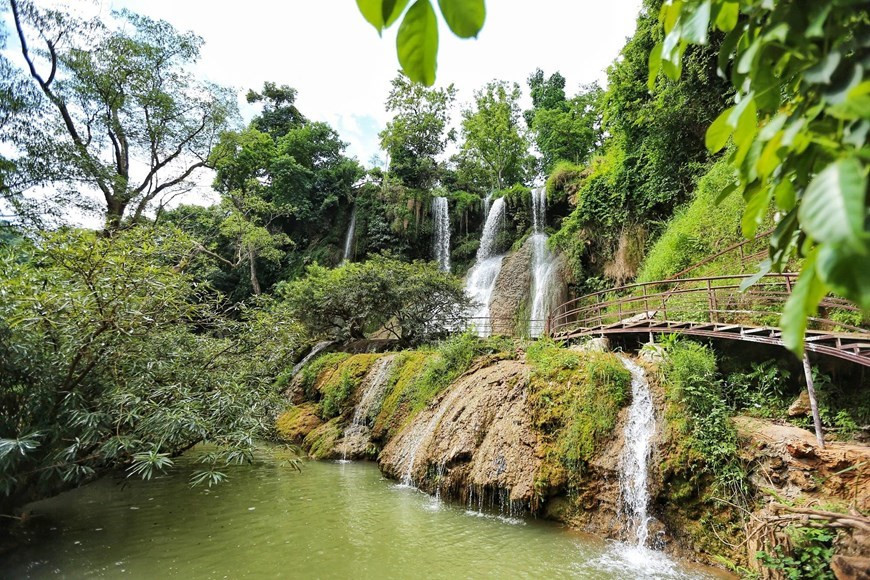 Два потока расположены примерно в 200 метрах друг от друга. Между ними находится ровная площадка, с которой посетители могут фотографировать водопад (Фото: Вьетнамплюс)