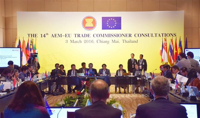 Консультации министров экономики стран АСЕАН и Европейского союза (ЕС) по торговле в рамках 22-го совещания министров экономики стран АСЕАН, которые проводились для обсуждения областей экономического сотрудничества в целях расширения торговли и инвестиций между АСЕАН и ЕС, март 2016 года, Чиангмай, Таиланд (Фото: ВИА)