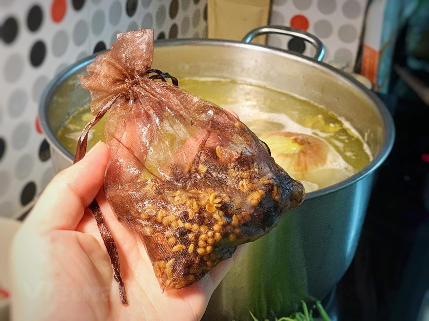 В зависимости от типа фо бульон варится на медленном огне из разных типов костей и имеет разное время приготовления. Но чтобы правильно его приготовить, необходимы свежие и вкусные ингредиенты, правильное время приготовления и правильная приправа. Помимо рисовой лапши с курицей или говядиной, есть также с винным соусом, рисовая лапша, а вариации блюда из рисовой лапши - жареная лапша, смешанная лапша, жареный фо, жареная с яйцом лапша, кислая лапша ... В честь этого блюда “национальной души” Вьетнамская ассоциация культуры и кухни, газета Tuoi Tre и Acecook Vietnam с 2017 года инициировали во Вьетнаме проведение “Дня Фо”, который отмечается каждый год 12 декабря. (Фото: Vietnam+)