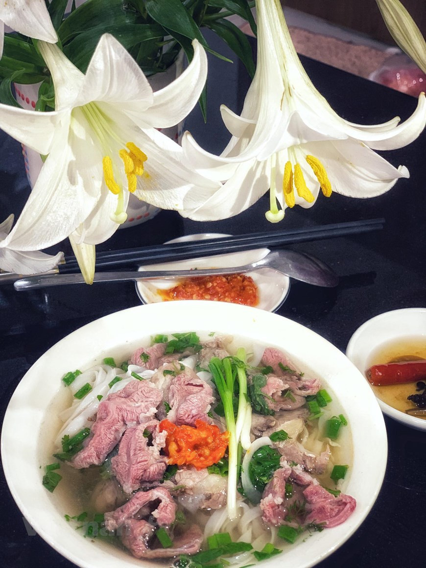 Национальная кулинарная гордость вьетнамцев – мясной суп Фо. Он готовится из прозрачного бульона, свежего мяса и лопуха. Из приправ добавляются базилик, мята, лам и ростки бобов мунг.Суп Фо имеет несколько рецептов, на самый популярный с фо-лапшой и мясом. Все ингредиенты для супа готовятся вручную поварами, но, если вьетнамцы варят суп дома, могут некоторые компоненты купить уже готовыми.В Ханое в 20-х годах прошлого века открылся первый во Вьетнаме ресторан, специализирующийся на Фо. Из традиционного блюда, от которого приходят в восторг любители вьетнамской кухни, Фо превратился во всемирно известный кулинарный бренд, представляющий собой самую уникальную квинтэссенцию вьетнамской кулинарной культуры. Сегодня фо популярен по всей стране и имеет множество вариаций на любой вкус. (Фото: Vietnam+)