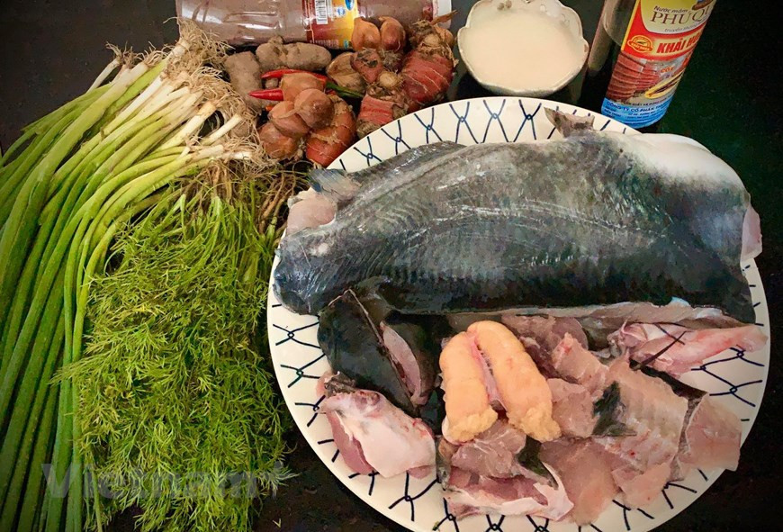 1 Чтобы приготовить Ча-ка Лавонг, ее нарезают небольшими кусочками, затем маринуют с куркумой, чесноком, луком-шалотом, сахаром и рыбным соусом. Рыбу заранее готовят на гриле или запекают, а потом просто обжаривают в раскаленной чугунной сковороде для получения хрустящей корочки. К рыбе подают много свежего укропа, а также другие овощи и вьетнамские травы. Укроп быстро обжаривают в той же раскаленной сковороде. Горячую жареную рыбу и полужаренный укроп кладут на слой рисовой лапши, затем едят вместе с измельченным арахисом, рисовыми крекерами с кунжутом и известным соусом Намнем - острым соусом из ферментированных анчоусов. Намнем добавляет особый вкус. Он очень неприятно пахнет, но имеет восхитительный вкус и является важным ингредиентом аутентичности блюда. Некоторые рестораны на самом деле предлагают умеренную альтернативу Намнем для слабаков. (Фото: Vietnam+)