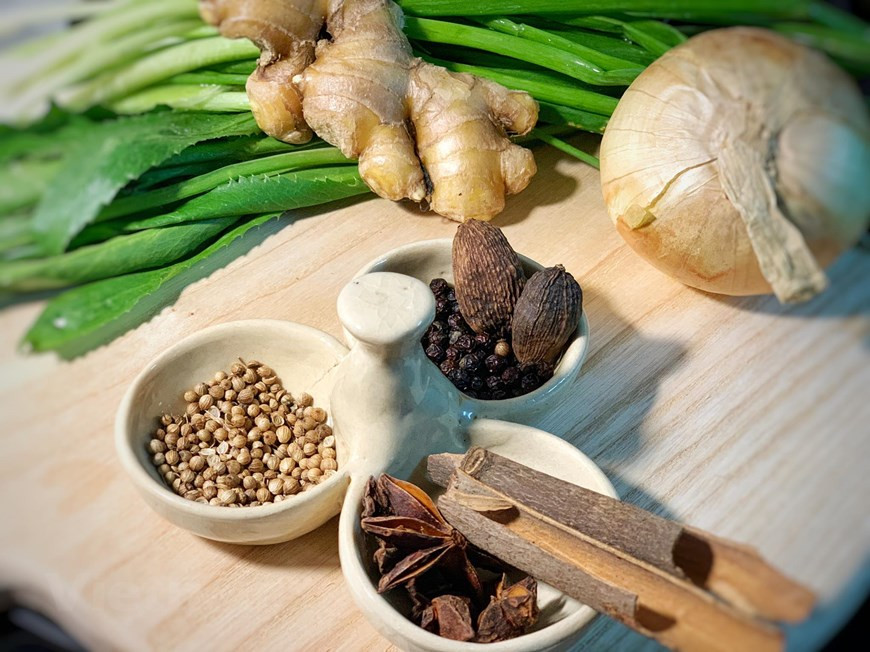 Писатель Тхать Лам однажды написал “Классический Фо должен быть из хорошей рисовой лапши, приготовленной с чистой и сладкой говядиной; мягкой, но не измельченной мозговой костью; мясо должно быть хрустящим, а не жеваться. Суп Фо должен быть приправлен луком, зеленью, северным перцем, горькими лимонными дольками, с добавлением немного томатного сока.” Ингредиенты для приготовления Фо очень простые и их можно найти на популярных рынках по всему Вьетнаму, однако для создания уникального и страстного аромата Фо – достаточно непростая задача, выполнить которую под силу только настоящим профессионалам вьетнамской кухни. Фо с говядиной - самое любимое блюдо из меню Фо. Оно каждый день подается в придорожных магазинах, кафе, ресторанах, даже в 5-звездочных отелях. Это блюдо очень популярно среди местных жителей. (Фото: Vietnam+)