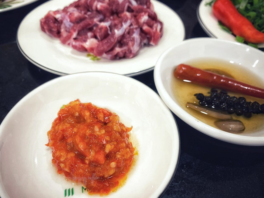 Из традиционного блюда, от которого приходят в восторг любители вьетнамской кухни, Фо превратился во всемирно известный кулинарный бренд, представляющий собой самую уникальную квинтэссенцию вьетнамской кулинарной культуры. . Сегодня фо популярен по всей стране и имеет множество вариаций на любой вкус. Тарелка правильно и вкусно приготовленного Фо должна сочетать в себе множество факторов: свежие ингредиенты и особые специи повара. В стандартном Фо должны быть суп с лапшой, бульон, мясо (курица, говядина ...), а также травы и специи (лук, ароматные травы, уксус, лимон, чеснок, чили, перец) ... В зависимости от типа фо бульон варится на медленном огне из разных типов костей и имеет разное время приготовления. (Фото: Vietnam+)