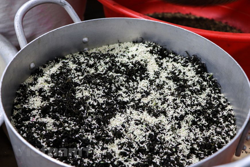 7) Не случайно лотос стал национальным цветком Вьетнама, он олицетворяет красоту, чистоту и удачу с учетом древних азиатских традиций. Лотос можно найти повсюду в этой S-образной стране, но на Западном озере Ханоя они считались лучшими и непревзойденными. Во времена монархии чай с ароматом лотоса подавали только знатным представителям высшего сословия или членам королевской семьи, поэтому он считался роскошным и элитным, поэтому его производили в ограниченном количестве. Позднее чай ароматом лотоса по-прежнему считался ценным чаем, который использовался только по особым случаям или на церемониях, чтобы выразить гостеприимство хозяина. Старые деревни, расположенные на берегу Западного озера, - это места, где можно найти самых искусных мастеров чая. Жители деревень Куангба, Тайхо и Нгитам известны тем, что они были лучшими бальзамировщиками лотосового чая в Ханое, используя секретные семейные рецепты на протяжении столетий. (Фото: Vietnam+)