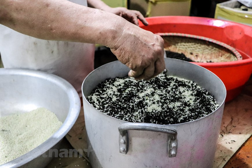 6) В каждый летний сезон пруды с лотосами рядом с Западным озером становятся местом встречи многих ханойцев, которые хотят расслабиться и освежиться. Пруды с лотосами предназначены для домашних хозяйств, чтобы выращивать лотосы и заниматься бизнесом. Поэтому днем, когда погода не такая жаркая, или по утрам в выходные дни без солнечного света, люди собираются здесь, чтобы насладиться прохладным воздухом. Вы можете сделать фотографии, взять напрокат небольшую лодку, чтобы полюбоваться цветками лотоса, выпить чашку чая из лотоса или просто насладиться ароматом лотоса на Западном озере. Вы можете попробовать восхитительные деревенские блюда, такие как пирожные и арахисовые конфеты. Каждый чайник чая стоит от 30.000 до 50.000 вьетнамских донгов. (Фото: Vietnam+)