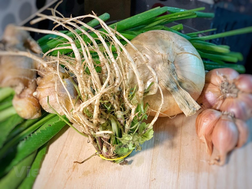Из поколения в поколение вьетнамцы считают Фо “национальным духом страны”. Утонченность метода приготовления Фо и сочетание специй, создали вкус блюда, покорившего сердца самых требовательных посетителей, в том числе кулинарных критиков и известных поваров мира. Все это свидетельствует о сильной жизненной силе и активном развитии обычного для всех вьетнамцев национального блюда - Фо. . Фо с говядиной - самое любимое блюдо из меню Фо. Многовековое путешествие Фо можно кратко описать следующим образом: 1908-1930: Возникновение и формирование Фо; 1930-1954: Фо развивался и достиг своего пика, 1954 - 2000: Придание Фо более красочного вида, вступление в XXI век официально знаменует собой период интеграции, глобализации и индустриализации вьетнамского Фо. (Фото: Vietnam+)