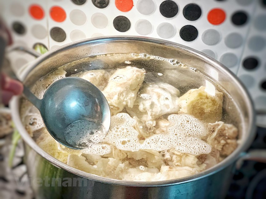 После тушения лука, имбиря и арахисовых червей в течение 4-5 часов, необходимо положить пакет со специями в тушеное мясо примерно на 2 часа, затем вынуть весь пакет с семенами и мозговую кость. Добавьте в бульон сахарный песок, соль, и приправы по вкусу. Суп с говядиной и лапшой по-ханойски не приправится рыбным соусом, потому что он делает вкус бульона более острым. Неповторим суп с лапшой и говядиной, приправленный соусом чили и чесночным уксусом. Эта ароматная, аппетитная миска супа с лапшой и говядиной покорит любой изысканный вкус. Фо с говядиной - самое любимое блюдо из меню Фо. Оно каждый день подается в придорожных магазинах, кафе, ресторанах, даже в 5-звездочных отелях. Это блюдо очень популярно среди местных жителей. (Фото: Vietnam+)