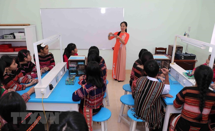 Образ учительниц в традиционном длинном платье способствует продвижению женственности и красоты вьетнамских женщин (Фото: ВИА