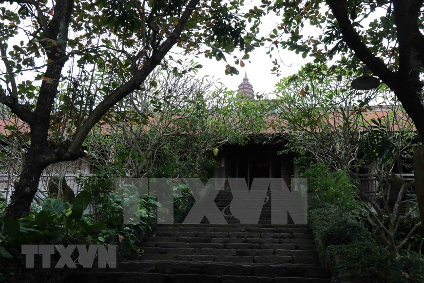 Древняя пагода известна своей красивой архитектурой, безмятежным пейзажем и множеством прекрасных каменных статуй, пропитанных духом династии Ли (Фото: ВИА)