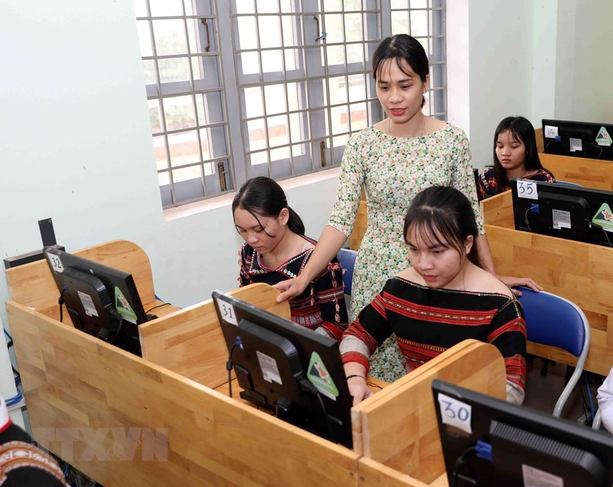 Аозай теперь присутствует на торжественных церемониях и в повседневной жизни, демонстрируя красоту вьетнамских женщин (Фото: ВИА)