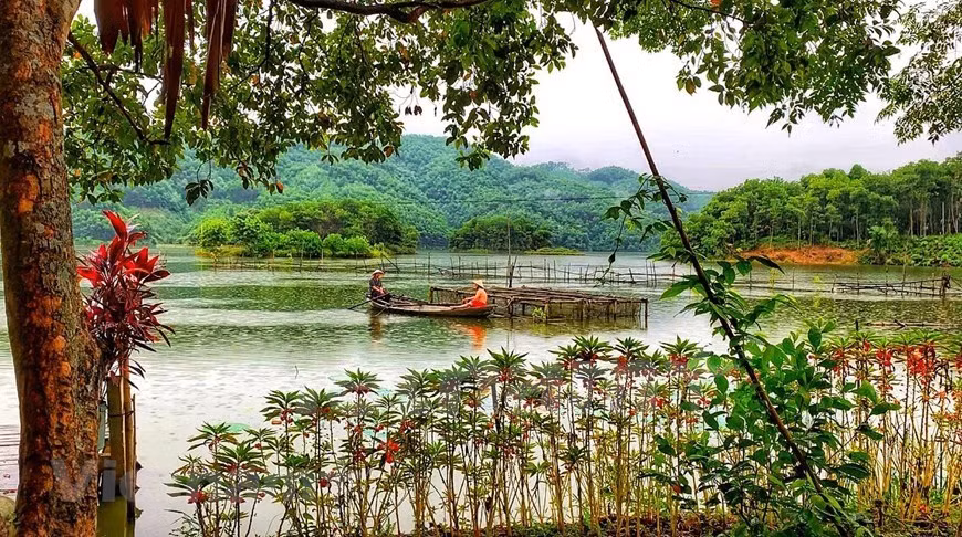 Лагуна Ванхой привлекает посетителей. Путешествие по озеру на лодке также занимает целый день среди красивых природных пейзажей, прохладного свежего воздуха. Провинциальный департамент культуры, спорта и туризма будет эффективно использовать туры “Тур по городу Вьетчи”, “Ежедневный тур Ханой-Футхо”, связанные с сельским бытом и туризмом “Древние песни деревни Ксоан”. В то же время, откроется большое количество туров, таких как “Экотуризм в Суансоне”; “Тханьтхуи – эко-курорт Суансон”; “Откройте для себя наследие и природу Вьетчи-Суансон”; “Экотуризм на выходных - курорт с горячей минеральной водой Тханьтуи”; “Тур Северо-Западная дуга”... Провинция также будет поддерживать финансирование частных лиц и экономических организаций для участия в производстве сувенирной продукции для туристов, создание новых туристических продуктов. (Фото: Vietnam +)