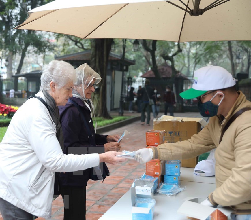 Маски для лица предоставляются посетителям Храма Литературы бесплатно для предотвращения распространения nCoV (Фото: ВИА)
