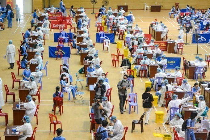 В 2021 году Вьетнам успешно провел общенациональную кампанию по вакцинации против вируса COVID-19 и вошел в шестерку стран с самым высоким охватом вакцинацией в мире. (Фото: ВИА)